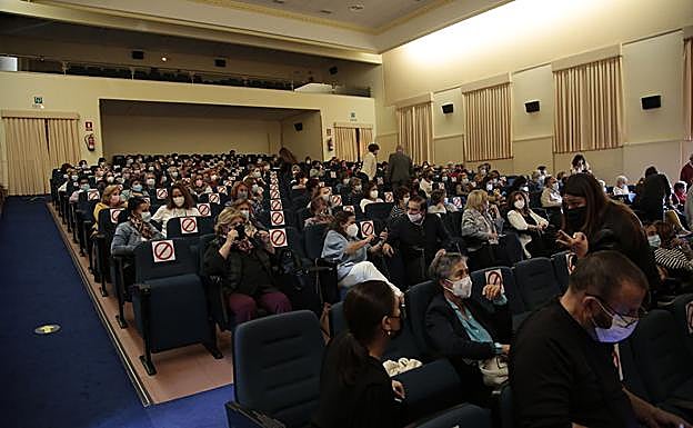el salón de actos del Colegio de los Paúles de Santa Marta, abarrotado. 